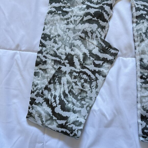 Fabletics Seamless Ankle Leggings Womens Size Small Camo Green Nylon - Picture 2 of 8